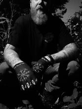 Load image into Gallery viewer, Vegvísir Raiding Gloves