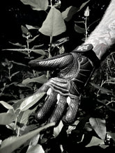 Load image into Gallery viewer, Ægishjálmur Raiding Gloves